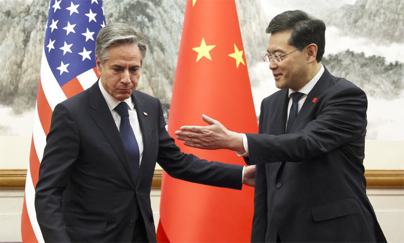 美국무 5년만에 방중 미국 국무장관으로는 5년 만에 중국을 방문한 토니 블링컨 국무장관(왼쪽)이 18일(현지 시간) 
베이징 댜오위타이 국빈관에서 친강 중국 국무위원 겸 외교부장을 만나 회담에 앞서 인사를 나누고 있다. 두 사람은 이날 회담에서 
안보, 경제 등 전방위적으로 갈등 양상인 양국 관계가 충돌로 비화하지 않도록 관리하는 ‘가드레일(안전장치)’의 하나로 고위급 소통
 채널을 열어두는 방향을 조율한 것으로 알려졌다. 베이징=AP 뉴시스