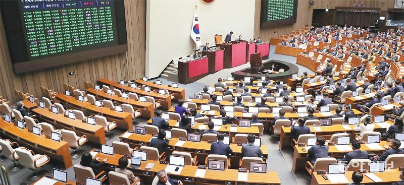 21대 국회 들어 의원 한 명당 공동발의한 법안이 평균 797건에 이르는 것으로 나타났다. 의원들이 법안 내용도 모른 채 이름을 빌려주는 ‘공동발의 품앗이’가 남발되고 있다는 비판이 나온다. 이훈구 기자 ufo@donga.com