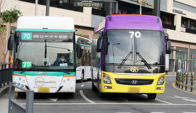 5월26일부터 김포골드라인 혼잡률 개선대책의 일환으로 ‘개화~김포공항 가로변 버스전용차로’가 개통된다. 이날  김포시 걸포북변역에서 70번 버스가 출발하고 있다. 2023.5.26/뉴스1