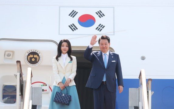 윤석열 대통령과 김건희 여사가 19일 경기도 성남 서울공항에서 공군 1호기에 탑승 전 인사하고 있다. 2023.06.19. 뉴시스