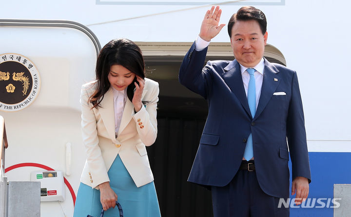 윤석열 대통령과 김건희 여사가 19일 경기도 성남 서울공항에서 공군 1호기에 탑승 전 인사하고 있다. 2023.06.19. 뉴시스