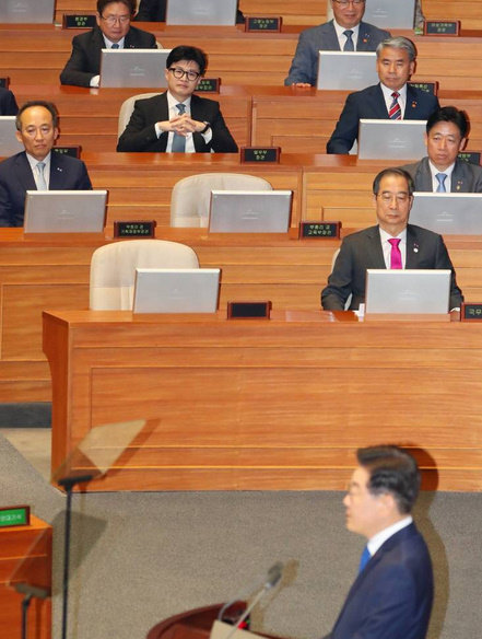 한동훈 법무부 장관이 19일 오전 서울 여의도 국회 본회의장에서 열린 제407회국회(임시회) 4차 본회의에서 이재명 더불어민주당 대표의 교섭단체대표 연설을 듣고 있다. 2023.06.19. 뉴시스