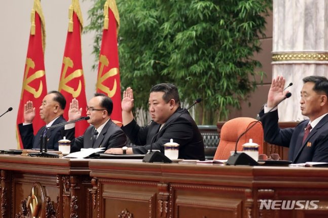 북한 조선중앙통신이 19일 제공한 사진에 김정은(가운데) 북한 국무위원장(가운데)이 16~18일 평양에서 열린 노동당 중앙위원회 제8기 제8차 전원회의에 참석하고 있다. AP/뉴시스