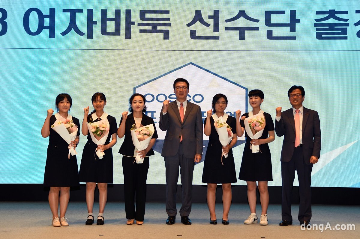 김준형 포스코퓨처엠 사장(가운데)과 포스코퓨처엠 여자바둑팀 선수단이 출정식에서 꽃다발 증정식을 진행한 후 기념사진을 촬영하고 있다.