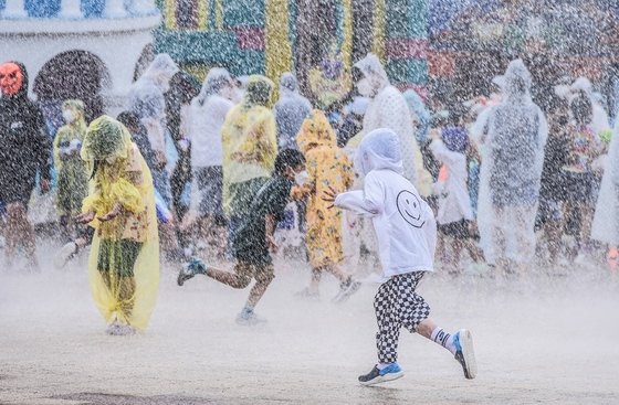 무더운 날씨를 보인 19일 경기도 과천 서울랜드를 찾은 어린이들이 물놀이를 즐기며 더위를 식히고 있다. (서울랜드 제공) 2023.6.19