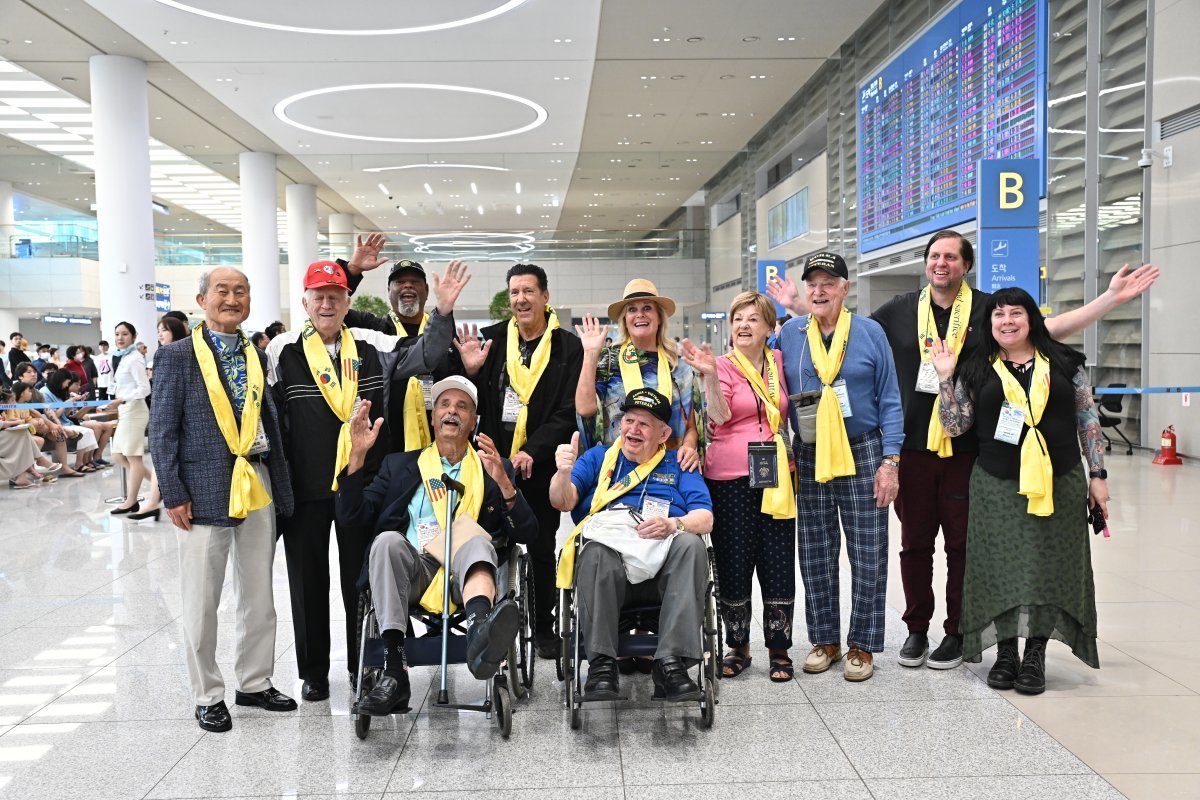 새에덴교회 초청으로 방한한 해외 참전용사들과 가족들이 17일 입국해 인천국제공항에서 감사 인사를 하고 있다. 새에덴교회 제공