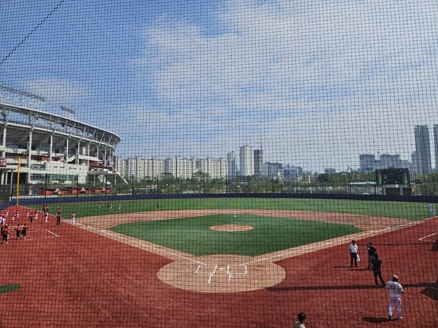 무등경기장 재개장 기념식이 열린 19일 광주 초등부 야구단이 뙤약볕에서 기념 경기를 치르고 있다.(독자 제공) 2023.6.19