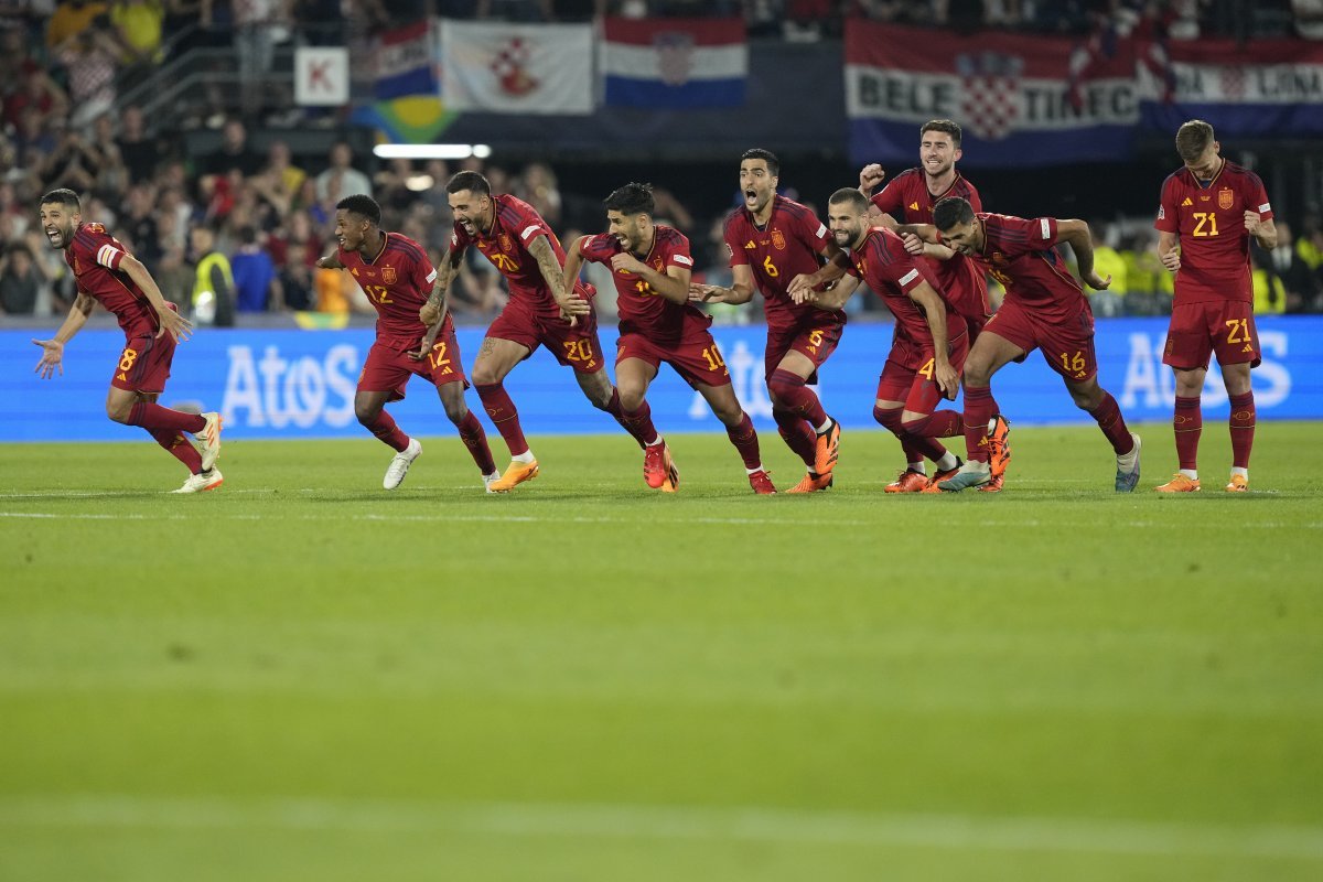 스페인이 19일 크로아티아와의 유럽축구연맹(UEFA) 네이션스리그 결승전에서 승부차기 끝에 우승을 차지했다. 승부차기에서 5-4로 이긴 스페인 선수들이 환호하며 카르바할을 향해 달려가고 있다. 로테르담=AP 뉴시스