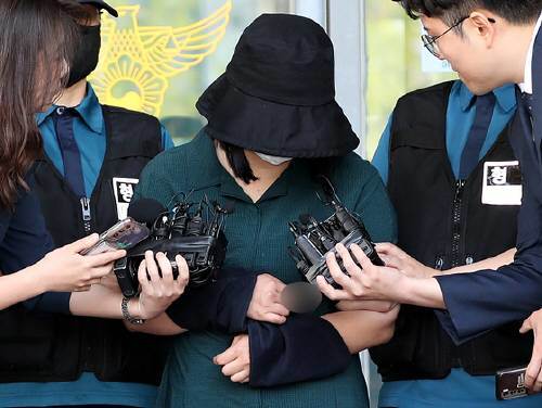 온라인 과외 앱을 통해 처음 만난 또래 여성을 살해한 뒤 시신을 훼손·유기한 혐의로 구속된 정유정(23)이 2일 오전 부산 동래경찰서에서 검찰로 송치되고 있다. 뉴스1