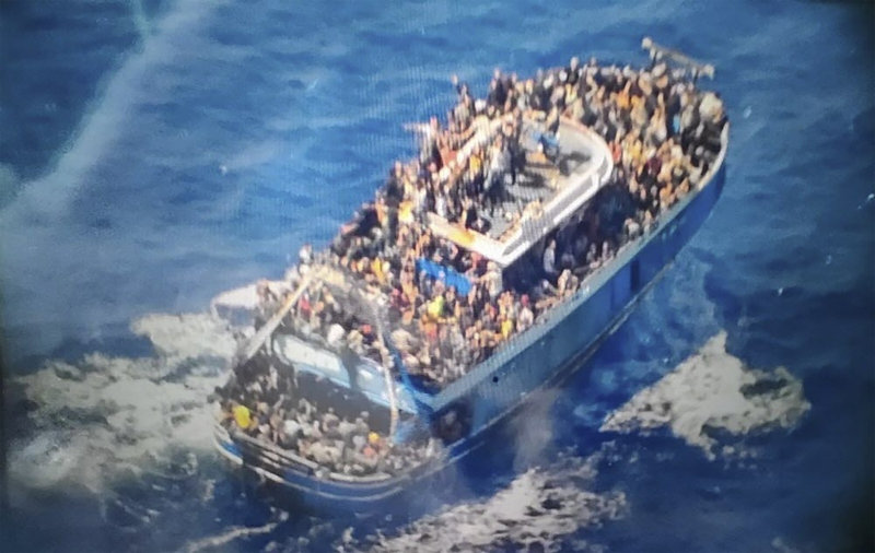 14일 오전 그리스 남부 해역에서 침몰한 리비아 난민선의 침몰 전 모습. 선실은 물론이고 아래위 갑판이 난민으로 빼곡하다. 그리스 해안경비대 제공