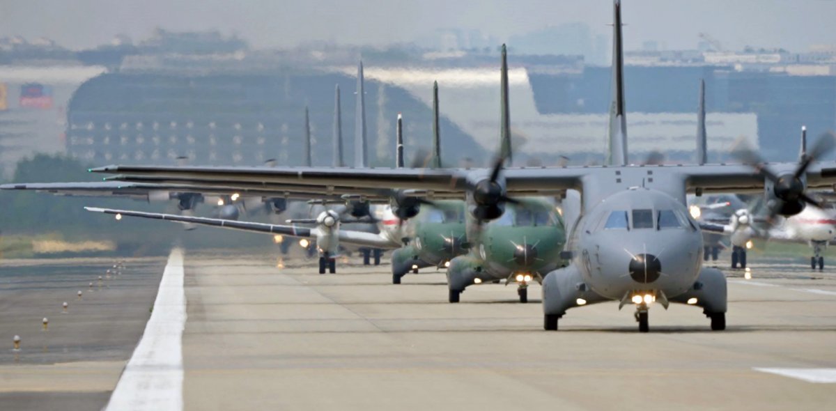 19일 공군 제15특수임무비행단 소속 항공기들이 ‘대량항공기 긴급출격훈련’을 실시하고 있다. 공군 제공