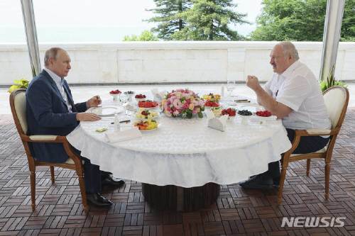 (왼쪽부터) 블라디미르 푸틴 러시아 대통령과 알렉산드르 루카센코 벨라루스 대통령. 뉴시스