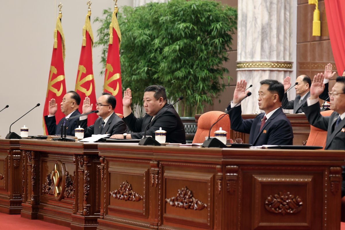 김정은 북한 국무위원장(오른쪽)이 참석한 가운데 북한 노동당 중앙위원회 전원회의가 진행되는 모습. 북한 관영매체는 전원회의가 16∼18일 진행됐다고 보도했다. 노동신문 뉴스1