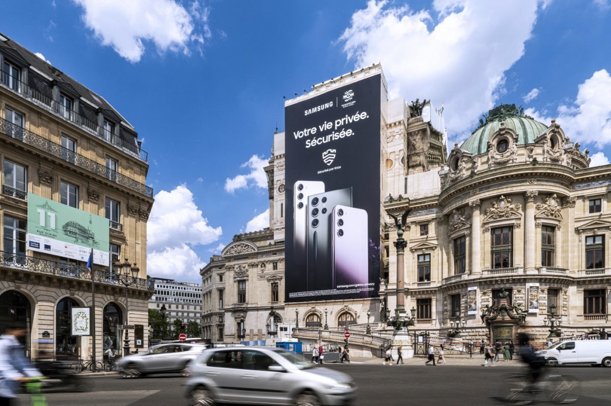 삼성전자가 프랑스 파리 중심부에 위치한 오페라 극장 ‘오페라 가르니에’ 외벽에 마련된 갤럭시 옥외 광고를 통해 ‘2030 부산세계박람회(엑스포)’ 유치 활동을 알리고 있다. 삼성전자 제공