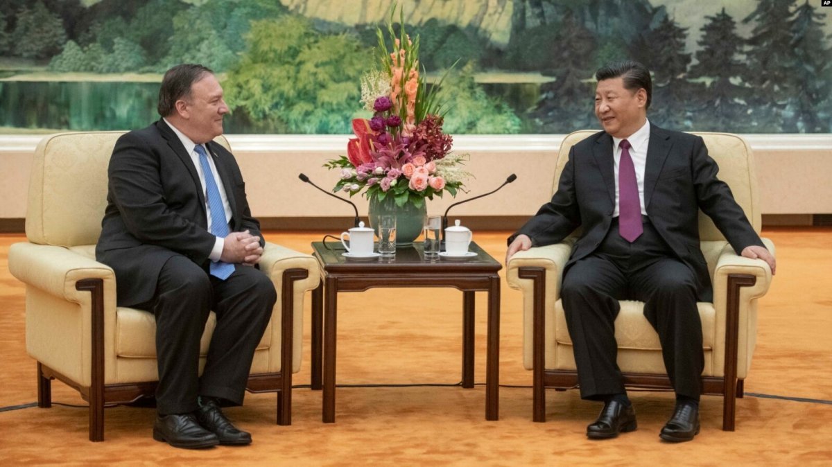 2018년 폼페이오 접견 때와 다른 자리배치 시진핑 중국 국가주석(가운데)이 19일 베이징 인민대회당에서 토니 블링컨 미 국무장관(왼쪽에서 두 번째)과 만났다. 긴 테이블 
한쪽에는 블링컨 장관을 포함한 미국 측 인사, 반대편에는 왕이 중국공산당 중앙정치국 위원(오른쪽에서 두 번째), 친강 
외교부장(오른쪽) 등을 앉히고 자신이 상석에서 회의를 주재하는 듯한 모습을 연출했다(위쪽 사진). 2018년 6월 같은 장소에서 
마이크 폼페이오 당시 미 국무장관(아래 사진 왼쪽)을 만났을 때 나란히 앉았던 것과 대조적이다. 베이징=신화·AP 뉴시스