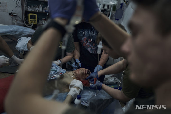 19일(현지시각) 우크라이나 도네츠크주 바흐무트 인근 진료소에서 우크라이나군 의료진이 부상병을 치료하고 있다. 2023.06.20. [바흐무트=AP/뉴시스]