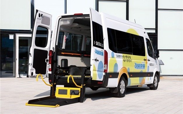 관광약자의 여행 지원을 위한 휠체어 리프트 장착 다누림 미니밴(서울관광재단 제공)