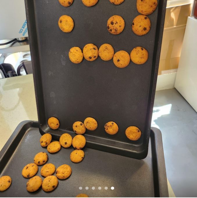 업체 측이 ‘되팔기’ 의혹을 반박하며 직접 쿠키를 굽는 모습의 사진을 올렸다. 온라인 커뮤니티 갈무리.