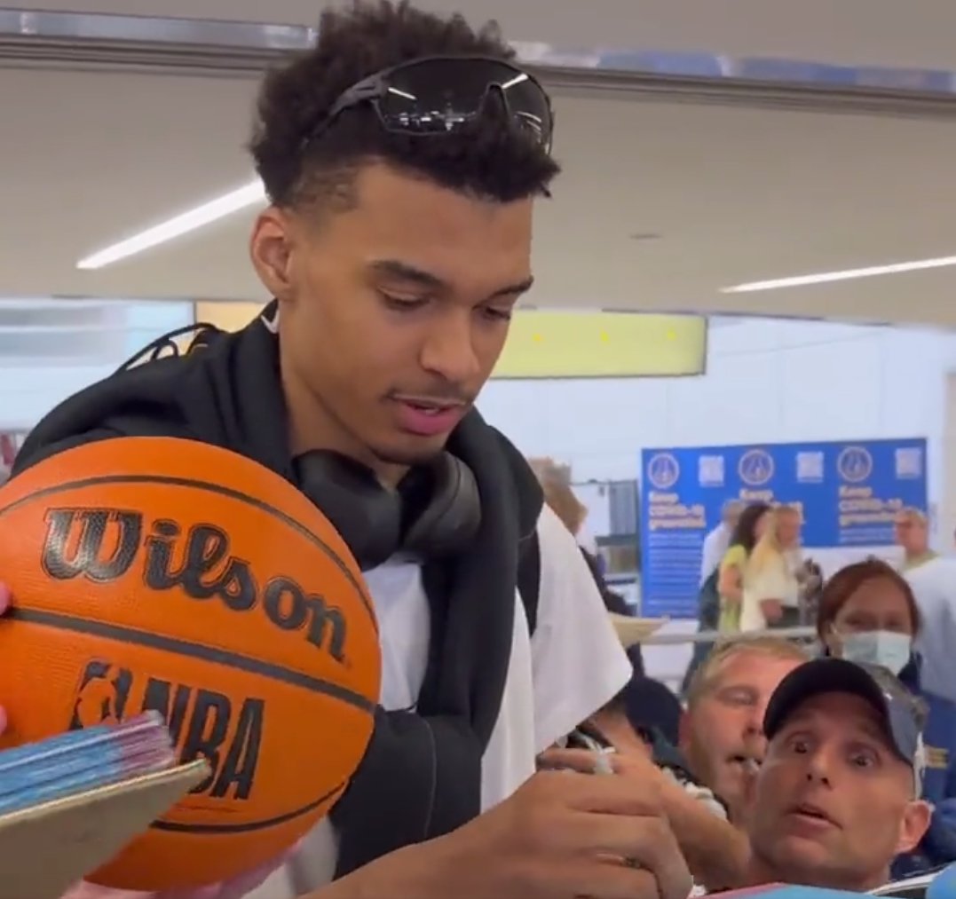 웸바냐마의 큰 키(223cm)를 체감할 수 있는 모습. NBA 공식 트위터 영상 캡처