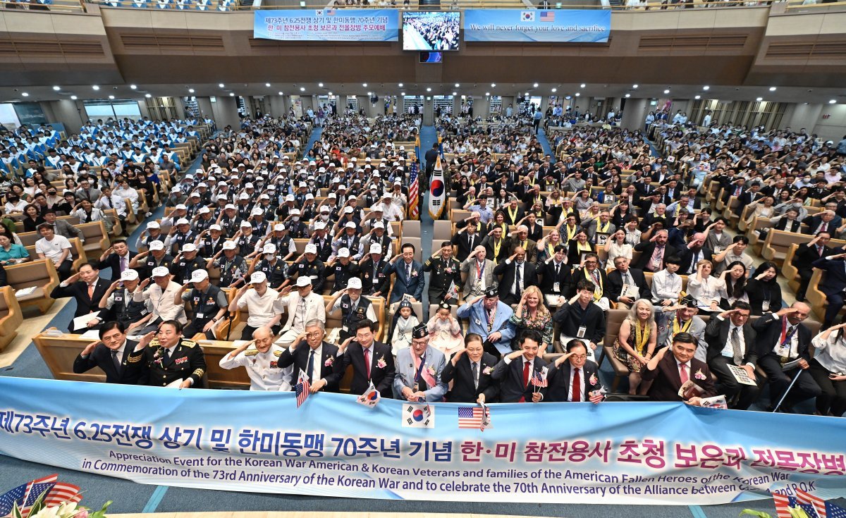 18일 경기 용인 새에덴교회에서 열린 ‘한미 참전용사 보은과 전몰장병 추모예배’에서 참전용사들과 가족, 유가족 및 참가자들이 거수경례를 하고있다. 사진 제공 새에덴교회