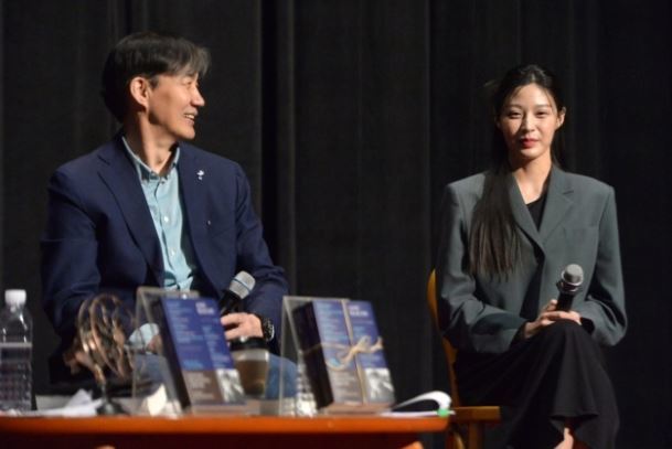 조국 전 법무부 장관이 28일 오후 광주 동구 광주극장에서 열린 ‘조국의 법고전 산책’ 북콘서트 저자와의 대화에서 딸 조민 씨와 함께 대화를 하고 있다. 2023.3.28.뉴스1