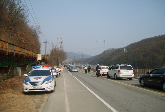 안동경찰서 직원들이 교통위반 단속 및 음주운전 단속을 하고 있다. 사진제공=안동경찰서