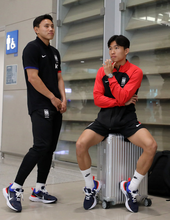 항저우 아시안게임 축구대표팀 조영욱(왼쪽)과 정우영이 20일 인천국제공항 제2여객터미널을 통해 귀국한 후 인터뷰 순서를 기다리며 대화하고 있다. 2023.6.20/뉴스1 ⓒ News1