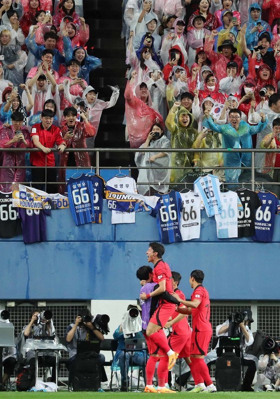 대한민국 축구 국가대표팀 황의조가 20일 대전 유성구 대전월드컵경기장에서 열린 하나은행 초청 대한민국과 엘살바도르의 축구 국가대표 평가전에서 골을 넣은 뒤 기뻐하고 있다. 2023.6.20. 뉴스1