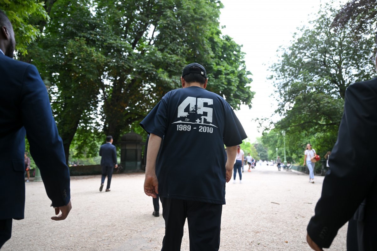 천안함 로고가 새겨진 티셔츠와 모자를 착용하고 몽소 공원(Parc Monceau)을 산책하는 윤석열 대통령. 뉴시스