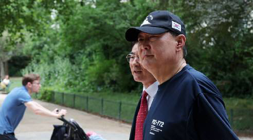 천안함 로고가 새겨진 티셔츠와 모자를 착용하고 몽소 공원(Parc Monceau)을 산책하는 윤석열 대통령. 뉴시스