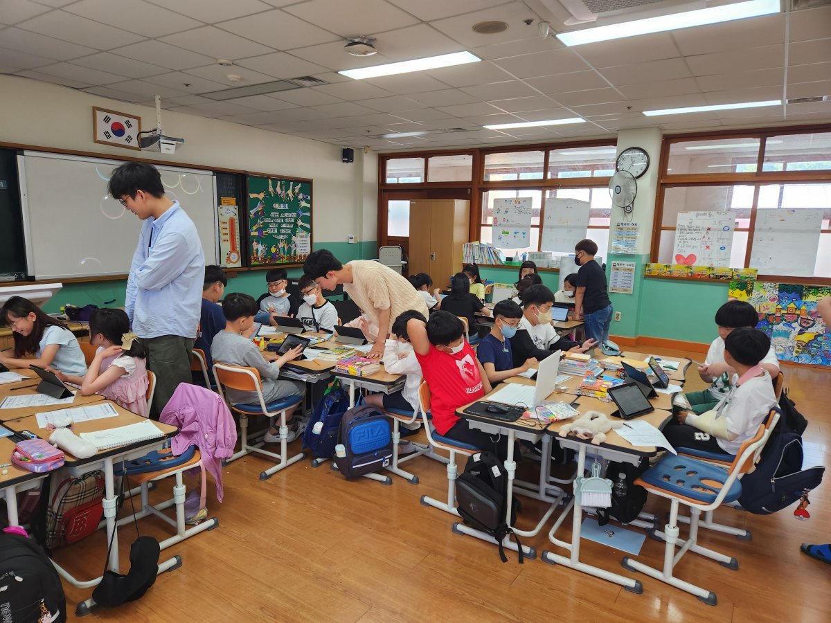 지역 교육격차 해소를 위한 프로그램 ‘골프존과 함께 하는 IT 교육 기부’ 진행 모습.