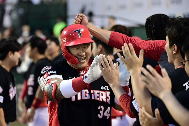 프로야구 KIA 최형우가 20일 한화와의 대전 방문경기 4회초에 개인 통산 1500번째 타점을 만드는 2점 홈런을 날린 뒤 
더그아웃으로 들어오며 동료들의 축하를 받고 있다. 최형우는 이승엽(두산 감독)을 넘어 국내 프로야구 통산 타점 1위가 됐다. 
KIA 제공