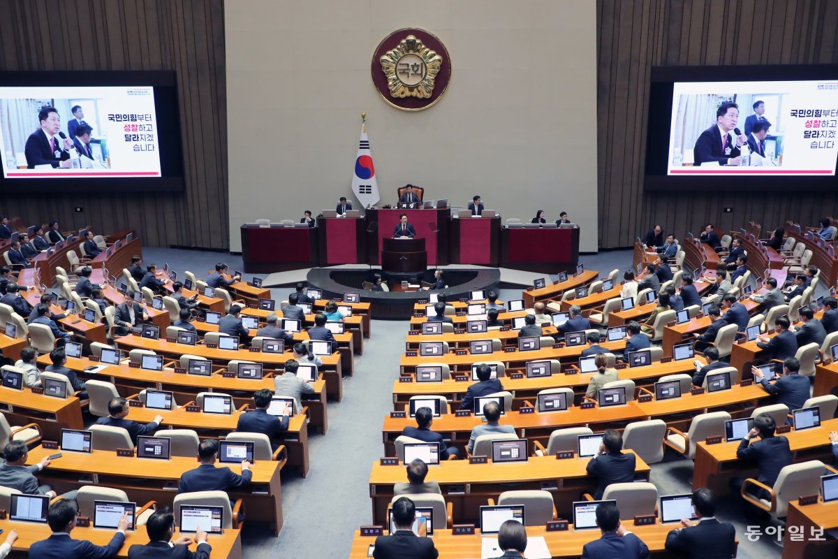 김기현 국민의힘 대표는 20일 오전 국회 본회의장에서 교섭단체 대표연설에 나섰다. 김 대표는 이재명 더불어민주당 대표가 지난 대선 당시 불체포특권 포기를 약속했지만 지키지 않았다며 “국민을 속인 것이다. 국민에게 정중한 사과부터 하는 것이 도리”라고 주장했다. 이훈구 기자 ufo@donga.com