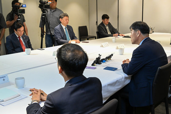 이형훈 보건복지부 보건의료정책관이 15일 오후 서울 중구 달개비에서 열린 11차 의료현안협의체에 참석해 모두 발언하고 있다. 이날 회의에서 복지부와 의협은 의대 정원 증원 등 의사인력 확충에 대해 논의한다. 2023.6.15/뉴스1