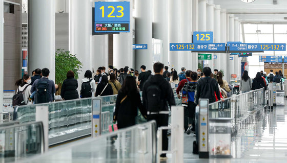 대중교통 이용시 마스크 착용 의무가 해제된 20일 인천국제공항 탑승동이 비행기 탑승을 앞둔 여행객들로 북적이고 있다. (공동취재) 2023.3.20/뉴스1