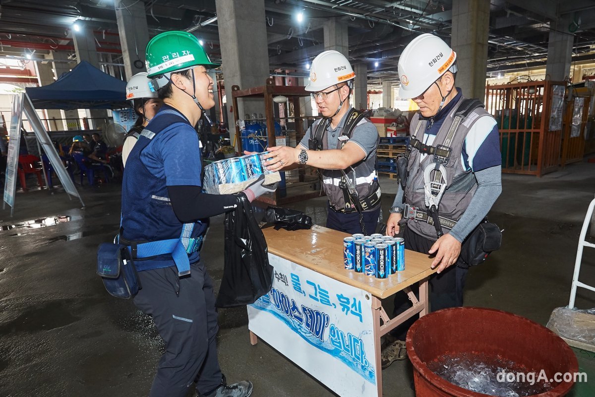 한화 건설현장에서 근로자들에게 음료수를 제공하는 감성 안전 활동을 실시하고 있다. 한화 건설부문 제공