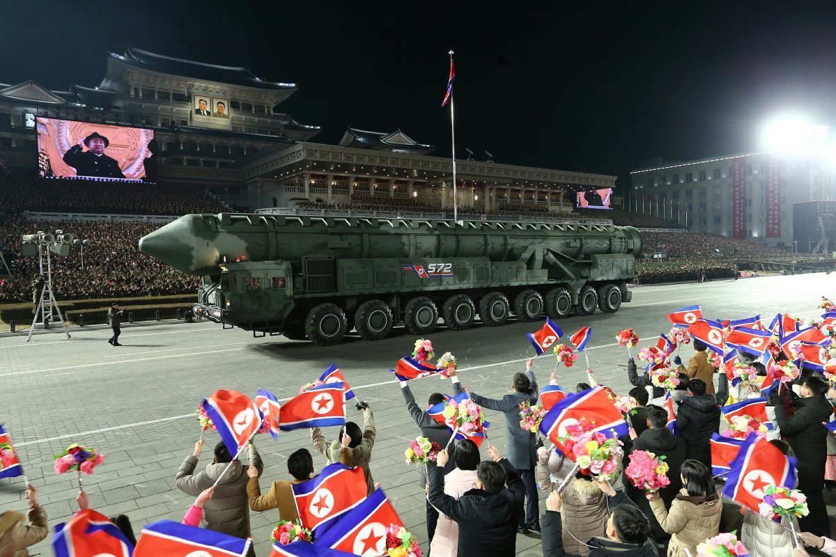 평양 김일성광장에서 열병식을 개최했다고 노동당 기관지 노동신문이 9일 보도했다. 북한은 이번 열병식에서 고체연료 엔진을 적용한 신형 대륙간탄도미사일(ICBM)으로 추정되는 탄도미사일을 공개했다. 2023.02.09 평양노동신문/뉴스1