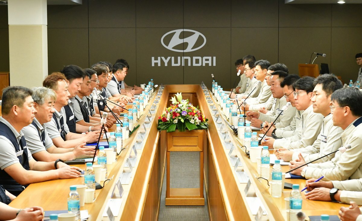 지난 13일 현대자동차 노사가 울산공장 본관 동행룸에서 올해 임금 및 단체협약 교섭 상견례를 갖고 있다. 뉴시스