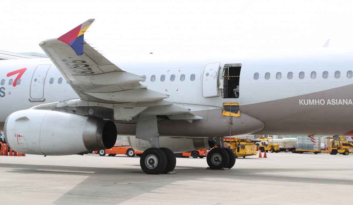 26일 오전 제주에서 대구로 향하던 아시아나 항공기에서 30대 남성이 착륙 전 대구공항 상공에서 비상문을 강제개방하는 사고가 발생해 일부 승객이 병원으로 이송돼 치료를 받고 있다. 이날 오후 비상문이 개방된 채 대구공항에 착륙한 항공기가 계류장에 대기하고 있다. 2023.5.26. 뉴스1