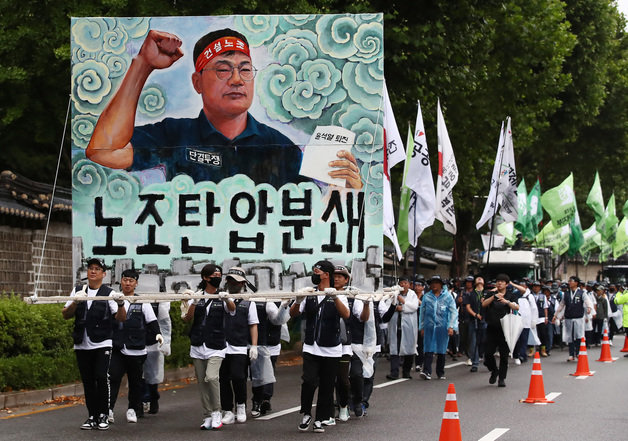 건설노조 조합원들이 21일 오전 서울대병원 장례식장에서 건설노동자 양회동씨 발인식을 치른 뒤 노제를 지내기 위해 경찰청으로 향하고 있다. 2023.6.21/뉴스1