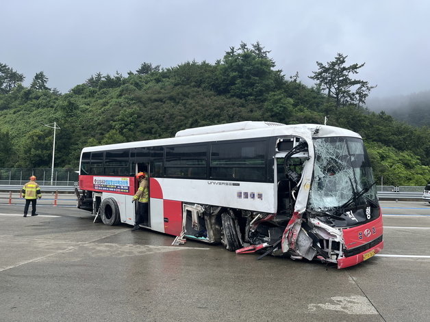 사고가 난 버스.(경남소방본부 제공)