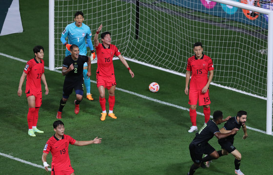 대한민국 축구 대표팀 선수들이 20일 오후 대전 유성구 대전월드컵경기장에서 열린 하나은행 초청 대한민국과 엘살바도르의 축구 국가대표 평가전 후반전 중 롤단에게 동점골을 허용하고 있다. ‘클린스만호’는 엘살바도르를 상대로 출항 후 첫 승리에 도전한다. 2023.6.20/뉴스1