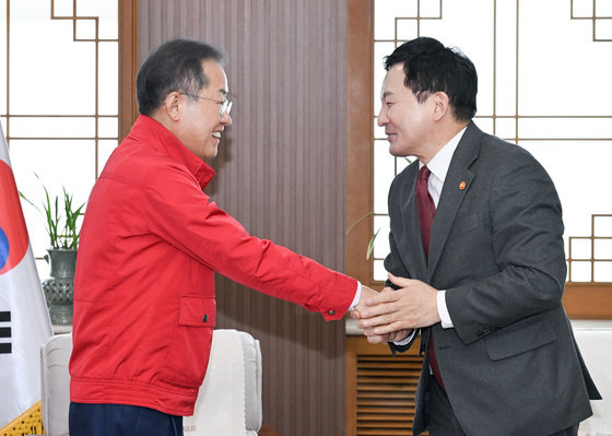 원희룡 국토교통부 장관(오른쪽)이 지난 3월 20일 오후 대구시청 산격청사에서 열린 ‘국토교통부-대구시 주요현안회의’에 앞서 홍준표 대구시장과 인사 나누고 있는 모습. (대구시 제공)