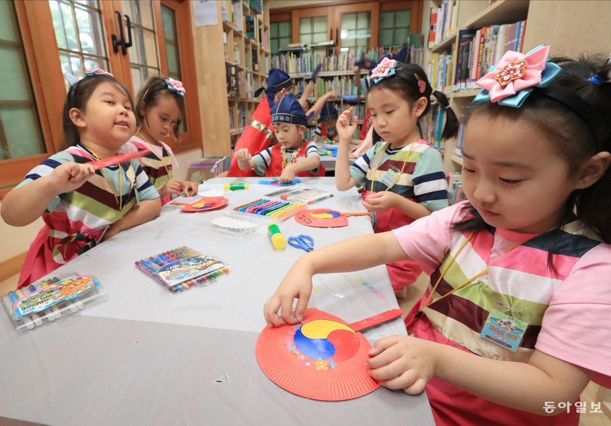 못골 한옥어린이도서관을 찾은 어린이들이 부채를 만들고 있다. 김재명 기자 base@donga.com