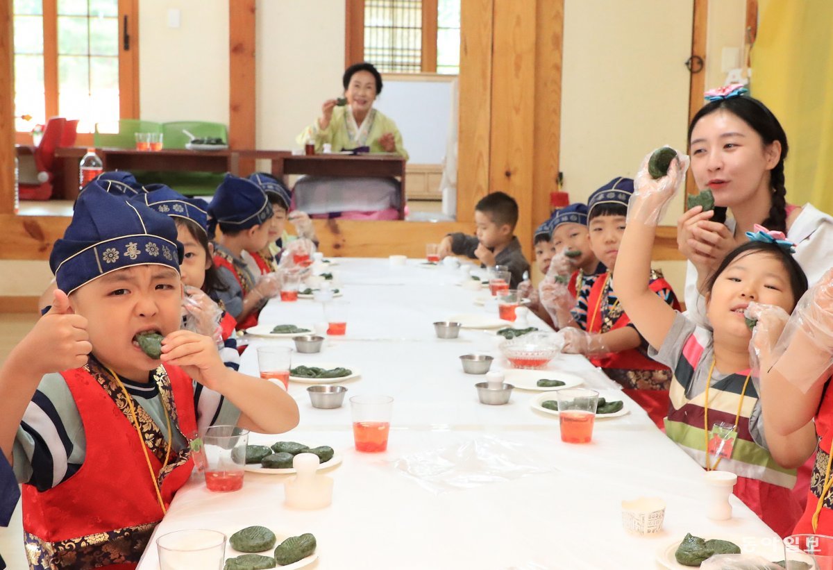 못골 한옥어린이도서관을 찾은 어린이들이 수리취떡을 맛보고 있다. 김재명 기자 base@donga.com