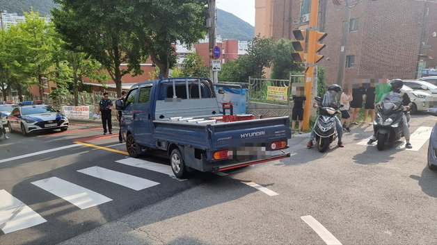 부산 북구 백산초 앞 도로에서 퇴근하던 교사가 좌회전하던 차량에 치여 혼수상태에 빠졌다. 사진은 사고 차량.(부산 북부서 제공)