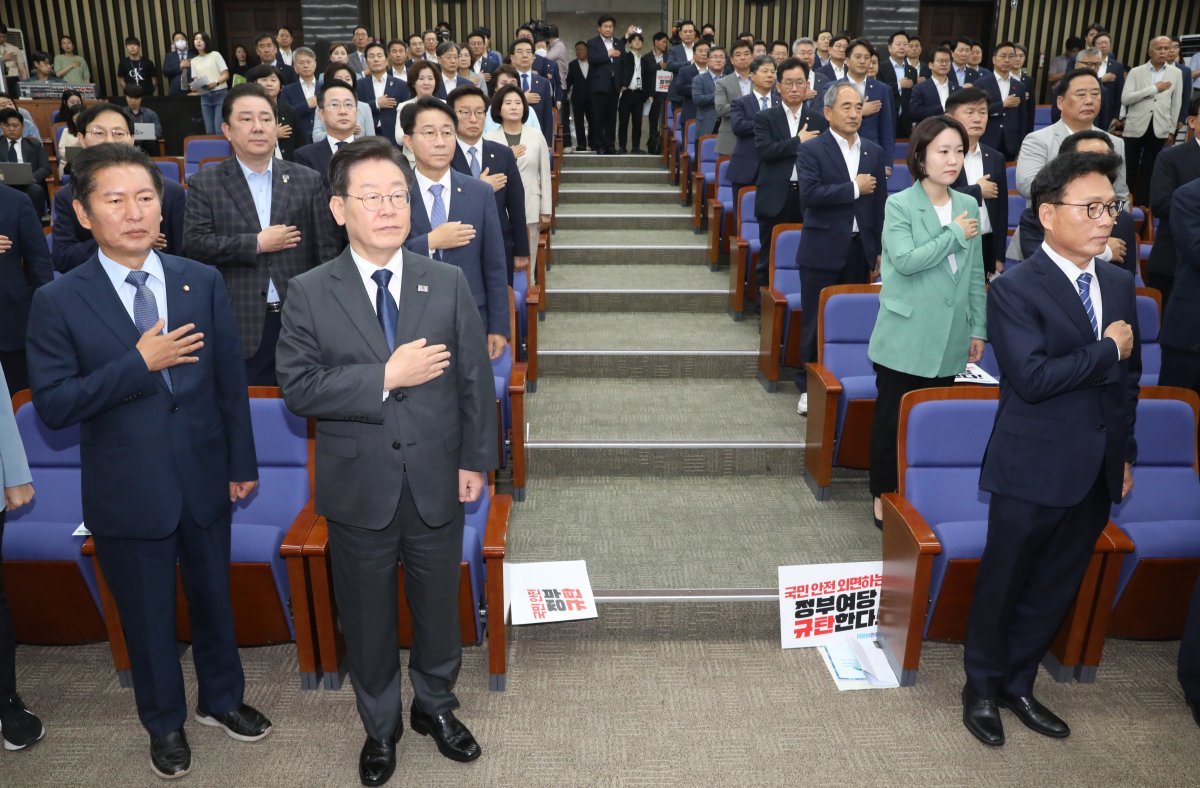 이재명 더불어민주당 대표 등이 21일 오전 서울 여의도 국회에서 열린 정책의원총회에서 국기에 경례를 하고 있다. 2023.6.21/뉴스1