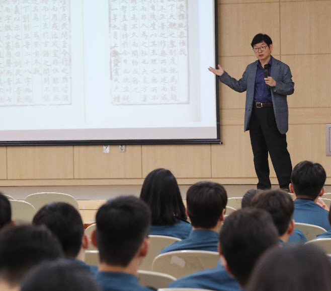 21일 오전 서울 관악구 관악경찰서에서 황선엽 서울대 국어국문학과 교수가 경찰 60여 명을 대상으로 ‘훈민정음 창제와 역사적 의의’를 주제로 인문학 강연을 하고 있다. 안철민 기자 acm08@donga.com