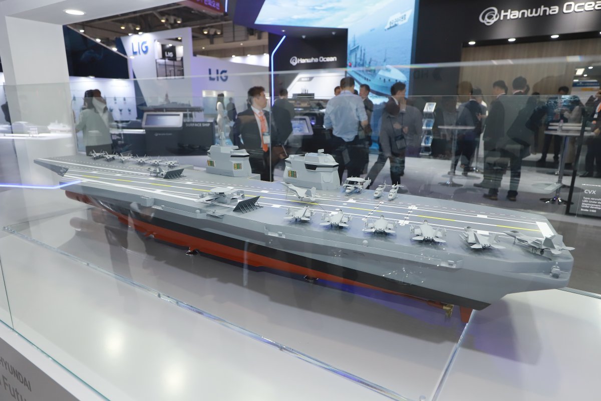 MADEX 2023에서 선보인 HD현대중공업의 한국형 항공모함 모형. HD현대중공업 제공