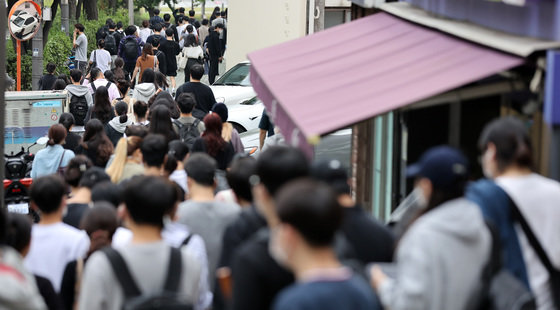 제445회 토익 시험이 실시된 10일 오후 서울시내 한 고사장을 수험생들이 나서고 있다. 2021.10.10/뉴스1